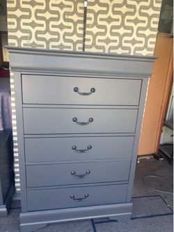 Tall chest of drawers great condition