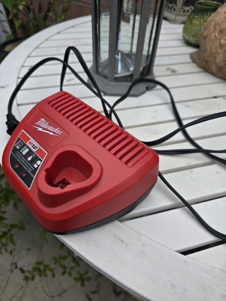 Milwaukee M 12 Charger