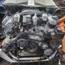 Benz benz motor 02S 500 V8 160000 motor transmission.Complete combo package.Ready to put in or make a rat rod out of it.Your choice