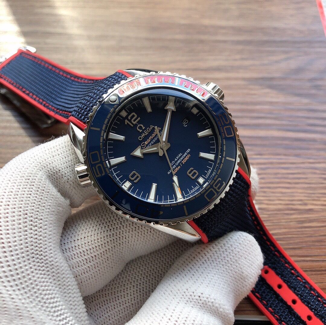 A fashionable classic mechanical watch