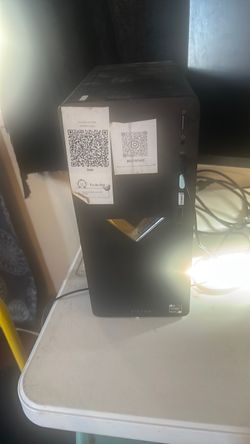 Gaming computer tower and screen don’t have keyboard