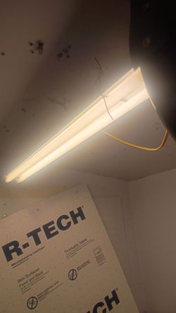 Fluorescent light fixture with bulbs