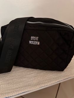 Cartera color negro.