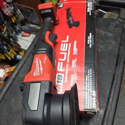 Milwaukee
M18 FUEL18V Lithium-lon Brushless Cordless 15MM DA Polisher (Tool-Only)