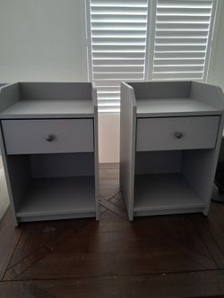 Set of 2 Gray Nightstands with Drawer