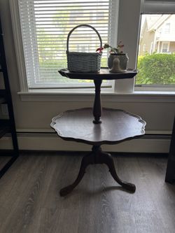 Beautiful & Rare! Vintage Antique Double Pie Crust Wooden Complimentary Side/End Table w/detailed 3 Claw Feet And Trim, VTG Used ‘As Is’ Condition