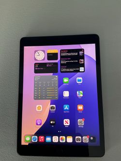 Almost brand new Apple 2020 iPad 8th Generation (10.2-inch, Wi-Fi  32GB Space Gray Comes with screen protector