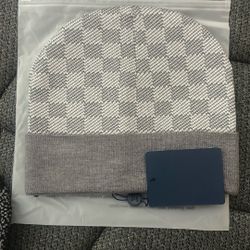 L0UI$ Vüiť0ñ  designer beanie still in bag