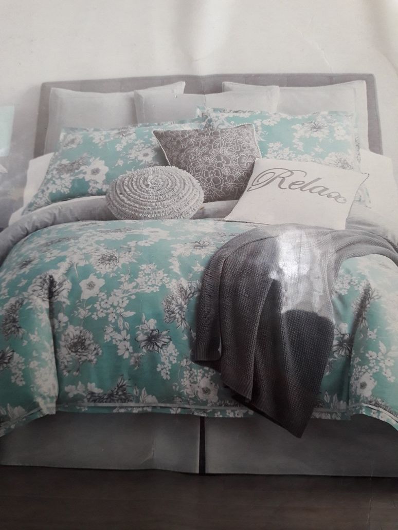 brand new comforter set very good condition