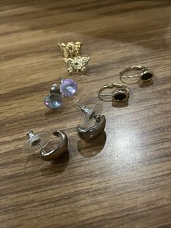 4 Pairs Of Pierced Earrings 