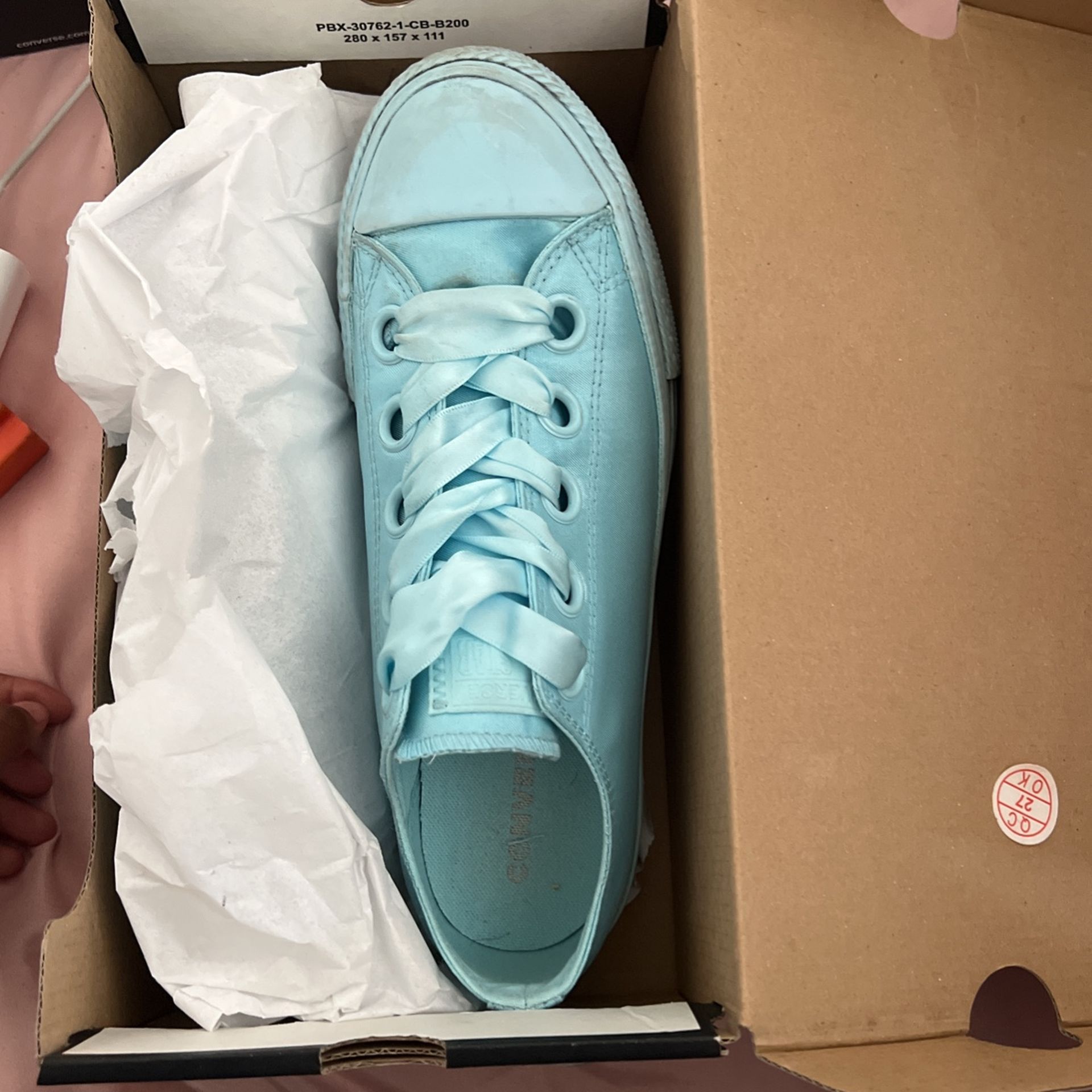BABY BLUE CONVERSE .