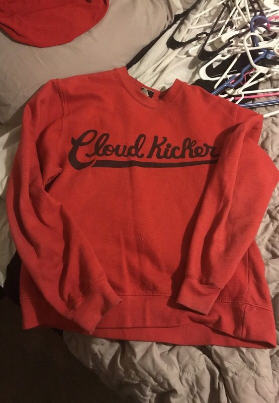 Cloud kicker crew neck size small