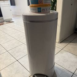 Diaper Pail With Replacements 