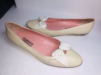 Women Ferragamo bow flats size 11.5