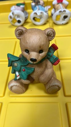 Homco Christmas teddy bear figurine, 5104, is ho Christmas tree.