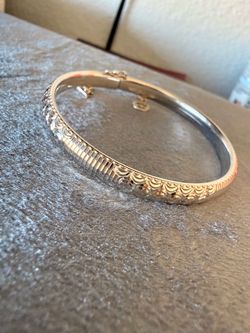 18k white gold bangle