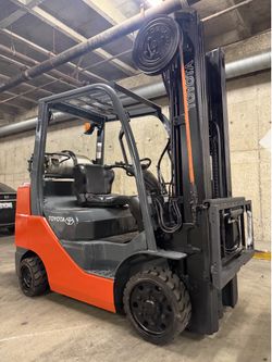 TOYOTA M8 forklift, latest model 6600 lb,3 stage, side shift