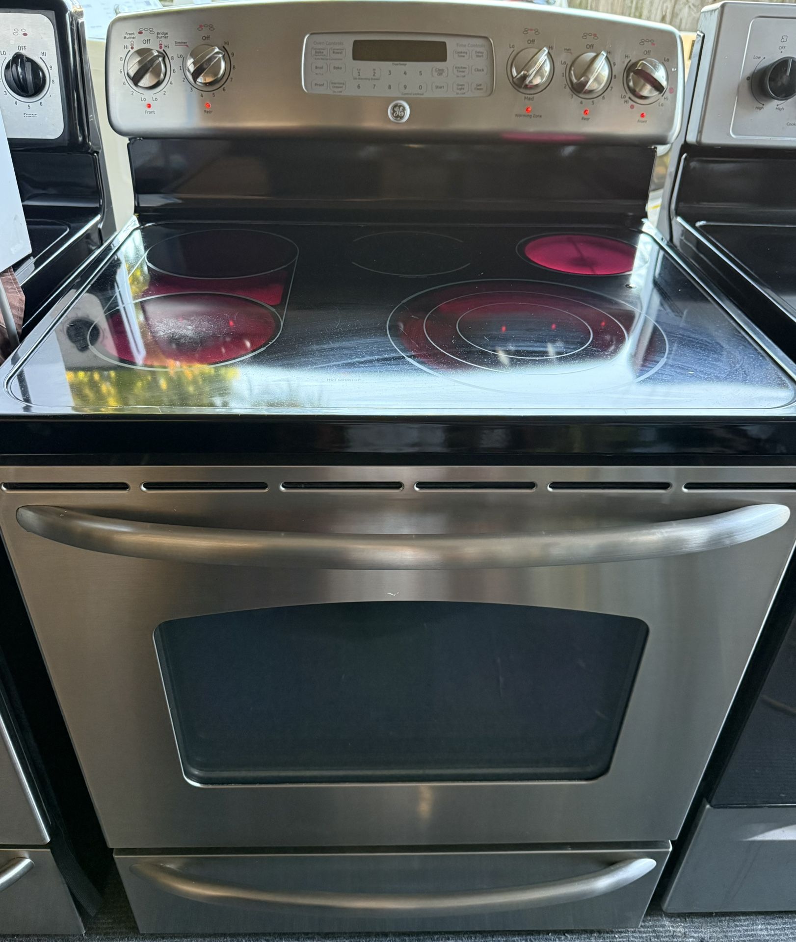 Stove GE very good condition, working at 100%, very clean.