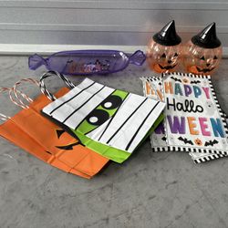 $3 for Bundle of Halloween Seasonal Holiday Decor/Gift Bags