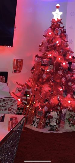 Macy’s Red Pre Lit Xmas Tree Exclusive Wit Bulbs That light Up As Well 6.5 Feet