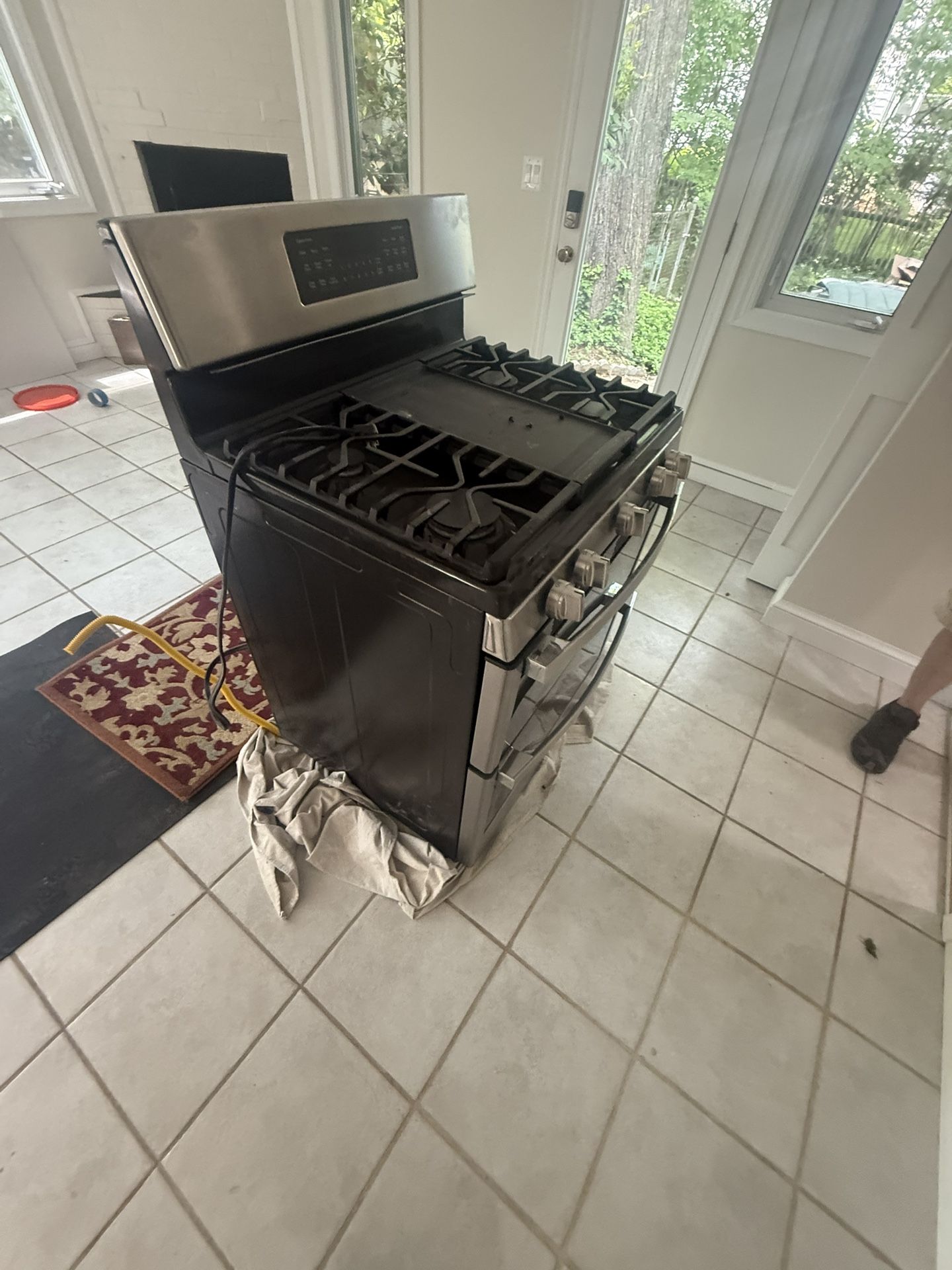 Gas Range Double Oven. Great Conditions!