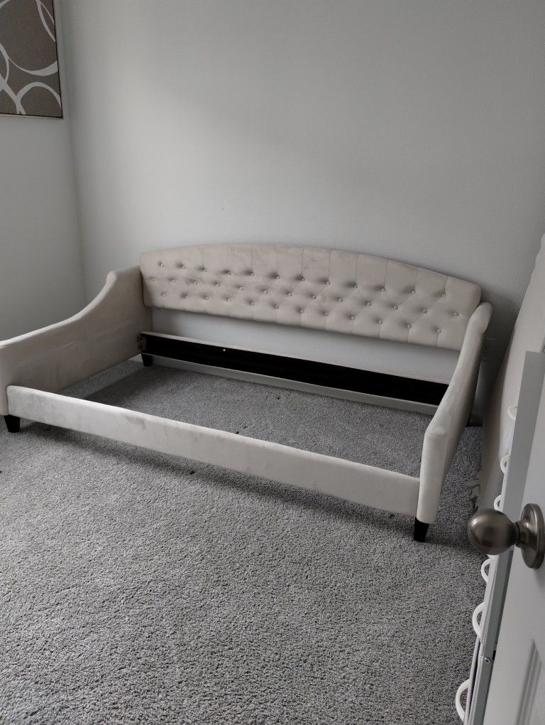 Beige Full Day Bed Set And Mattress