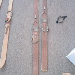 Antique Skiies