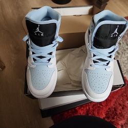 Air Jordan 1 Mid Ice Blue White SE Size 6Y 2023 DV1337-104 Brand New With Box