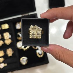 Gold Trap House Ring 🏚️