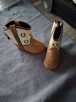 Baby shoes 👢