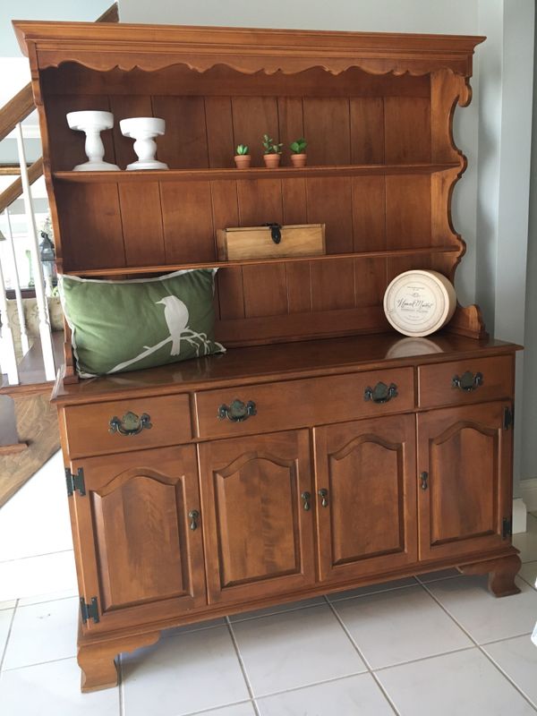 Ethan Allen Maple Farmhouse Buffet with Hutch for Sale in Naperville