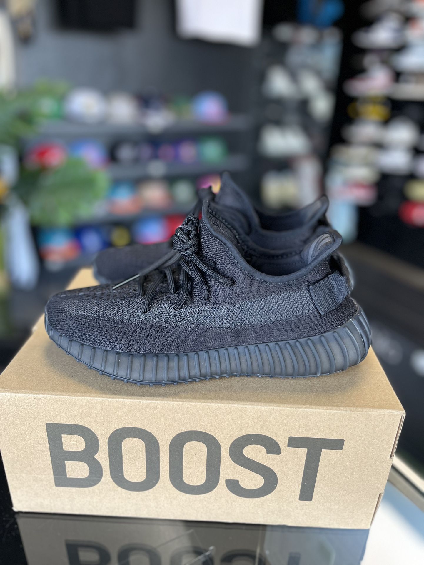 Yeezy 350 “onyx” Size 5.5y/7w