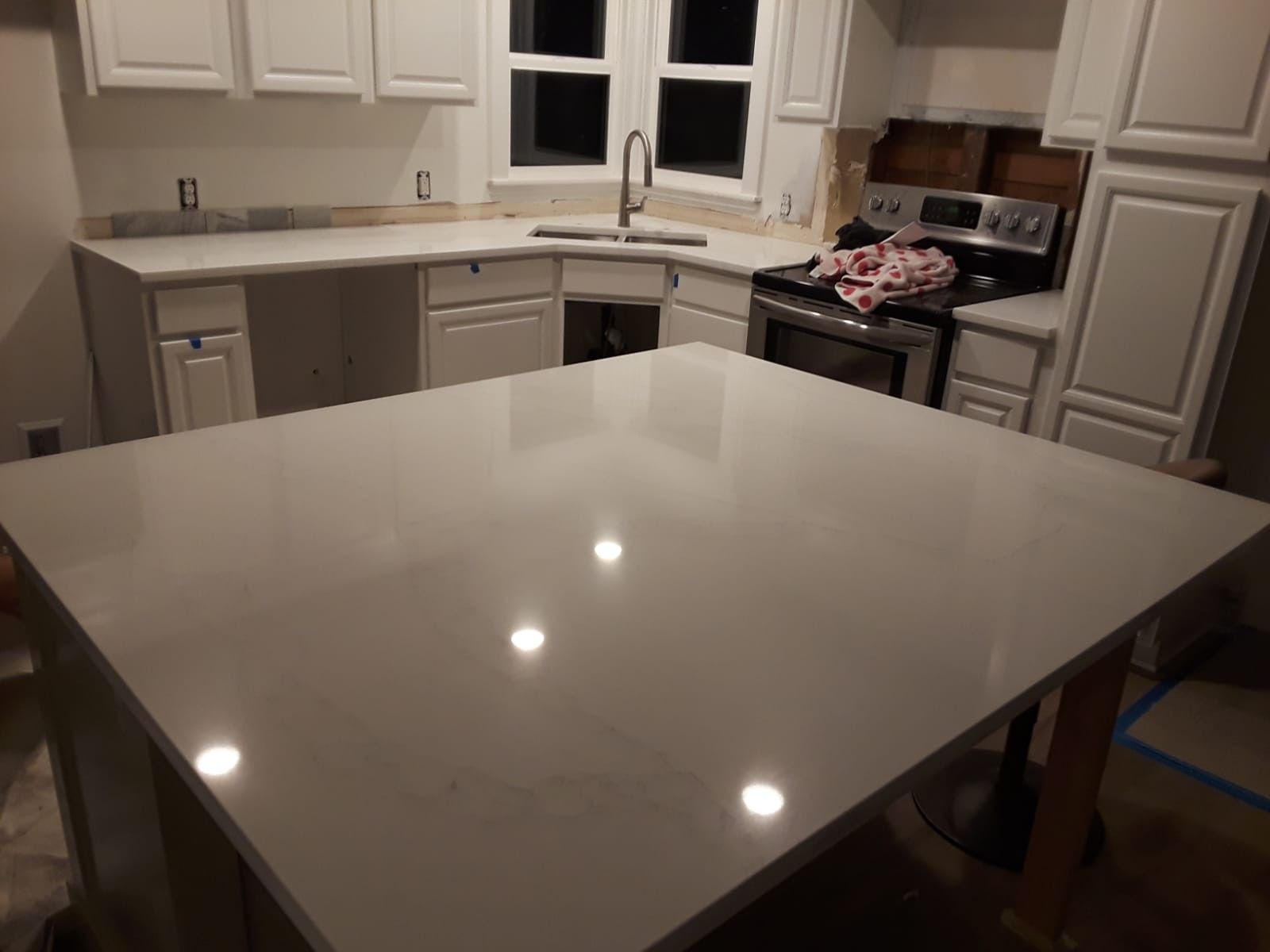 Quartz and granite countertops fabrication