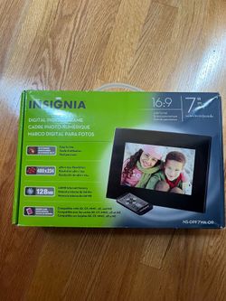 Insignia 7-inch Digital Photo Frame NS-DPF7WA-09