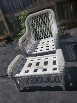White Wicker Outdoor Chaise Lounge Chair/Ottoman