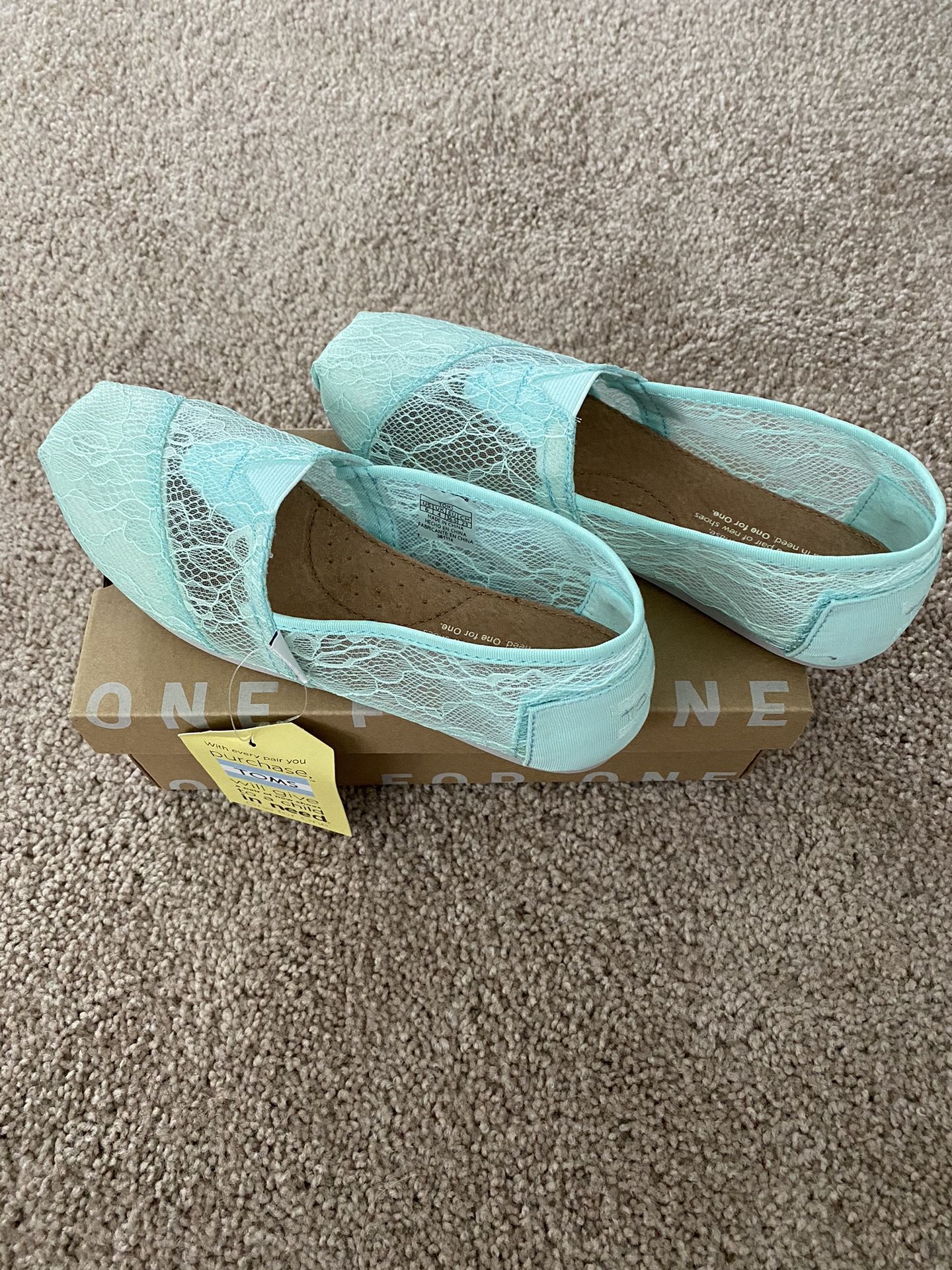 NEW: TOMS flats. Size 6. 