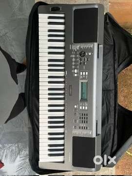 Yamaha PSR-E443 61-Key Portable Keyboard with Carrying Case - Excellent Condition