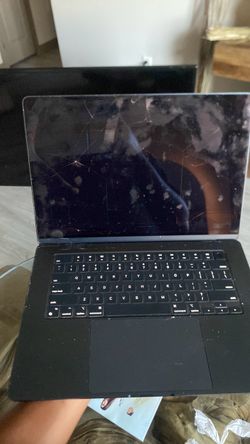 Apple MacBook Laptop (2024)– Cracked Screen