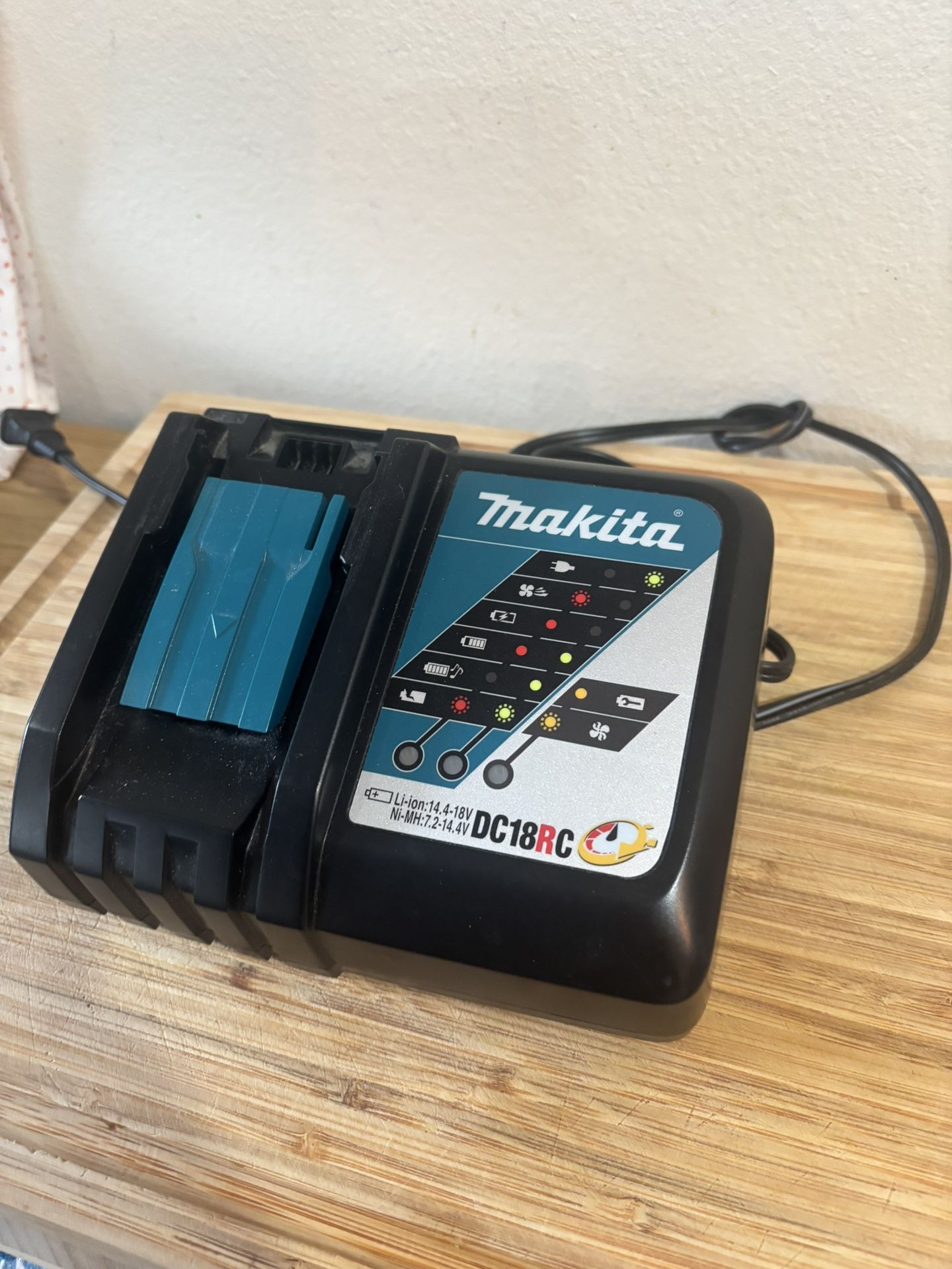 Makita m18 RAPID Charger WORKS