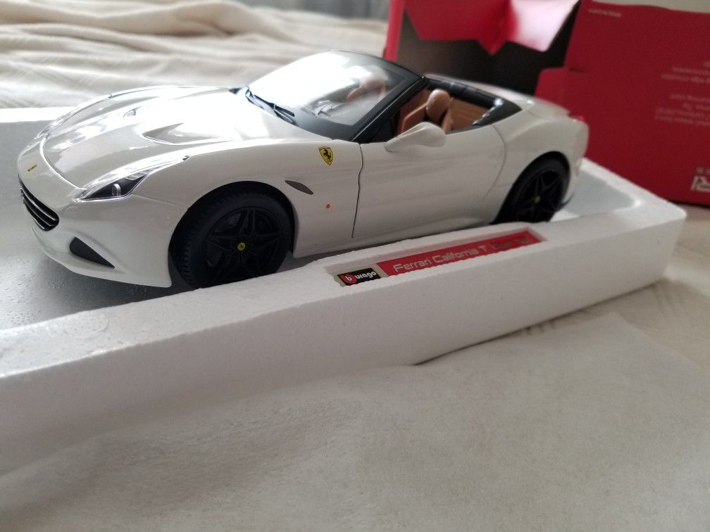 Ferrari California T open top 1/18 diecast by Bburago signature series Rare, toy car/collectible