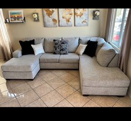 DELIVERY AVAILABLE 🚛!! Gorgeous Sectional Couch with double Chaise LIKE NEW!
