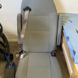Single captain chair seat with post and seat belt