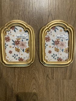 2 small gold frames 