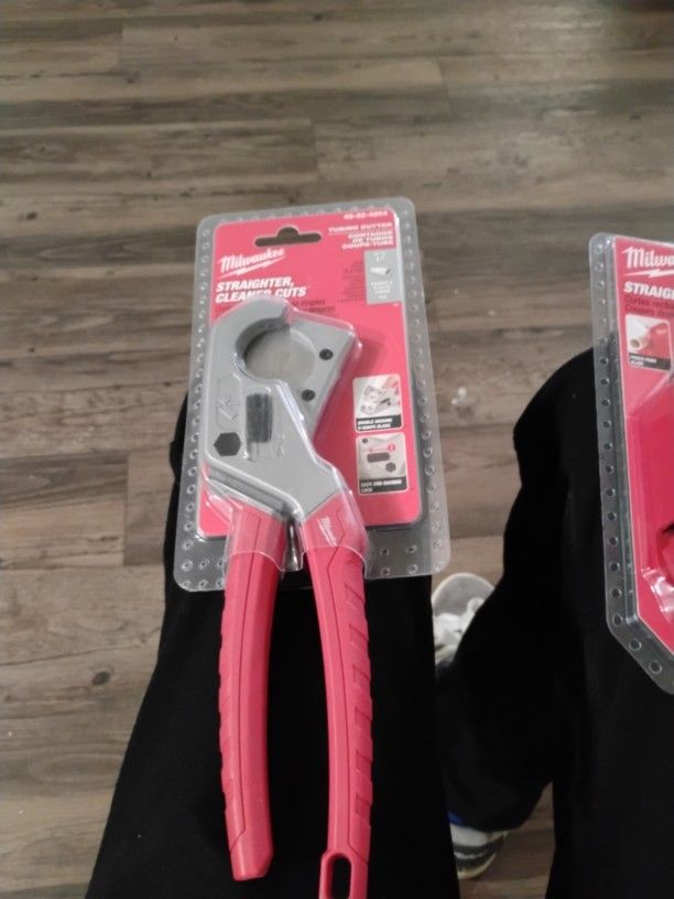 MILWAUKEE PIPE CUTTERS