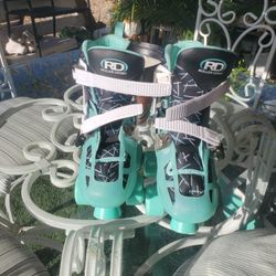 KIDS ROLLER DERBY SKATES ( PLEASE READ DESCRIPTION)