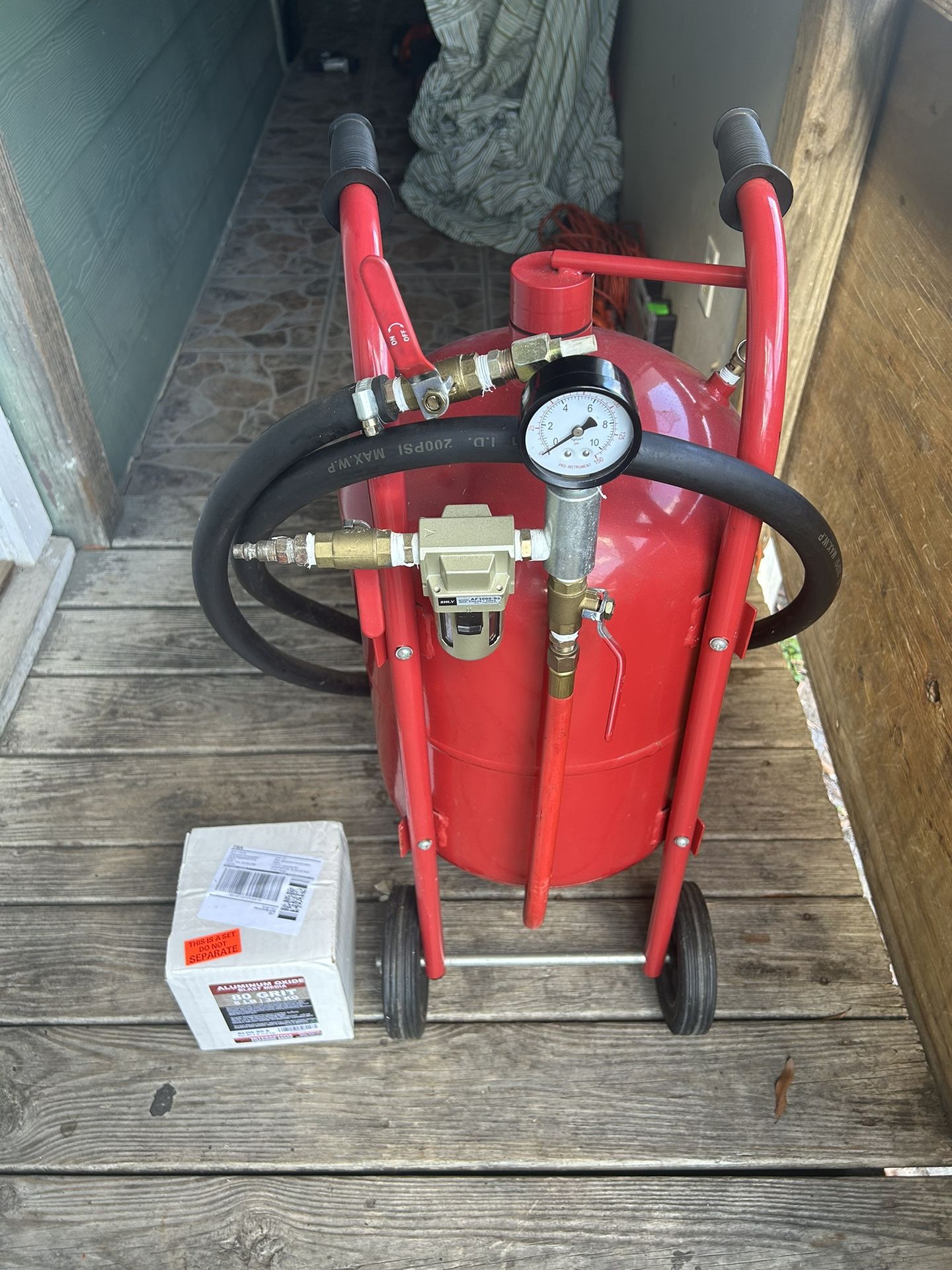 Central Pneumatic 40lb Abrasive Blaster/ Sand Blaster