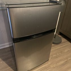 Insignia Mini Fridge 