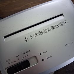 Small light weight card or letter shredder