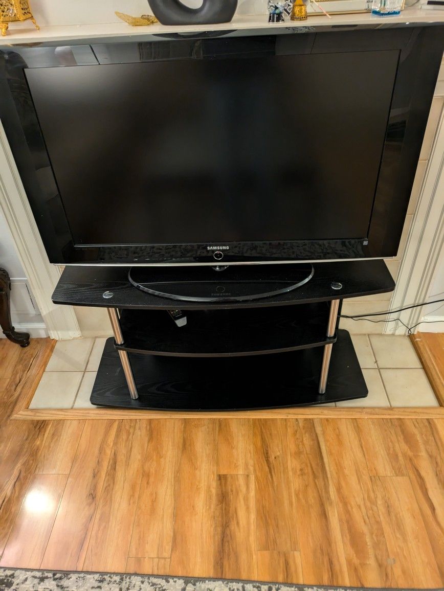 Samsung LN-T4042H LCD HD TV with stand