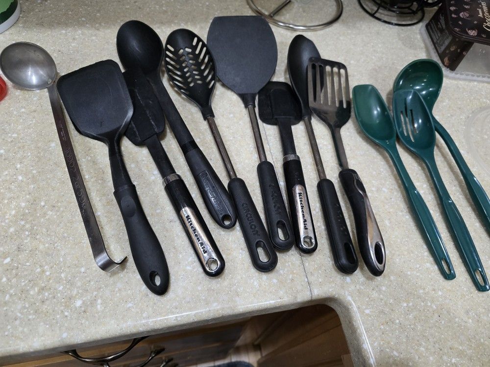 Kitchen Spatula, spoons, and tongs with rubber grips